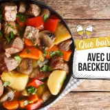 Un plat mijoté de baeckeoffe avec des morceaux de viande, pommes de terre, carottes et champignons. La question "Quel vin avec baeckeoffe ?" est affichée.
