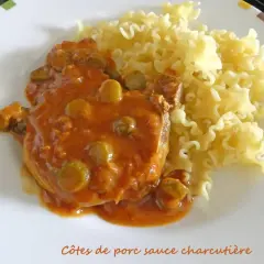 Côtes de porc sauce charcutière, un plat savoureux avec des pâtes frisées.