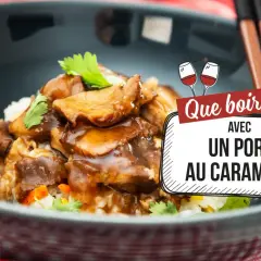 Un plat de porc au caramel, savoureux et fondant, servi sur du riz. Quel vin choisir pour accompagner ce délice ?