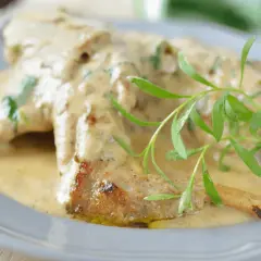 Lapin à la moutarde crémeuse, garni de romarin frais. Une question se pose : que boire avec un lapin à la moutarde ?