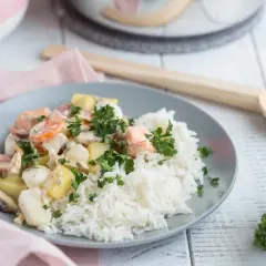 Navarin de la mer avec riz blanc, carottes, pommes de terre et poisson. Quel accompagnement pour ce plat savoureux ?