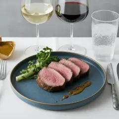 Filet mignon de porc tranché, servi avec des sauces et deux verres de vin. Quel vin avec filet mignon de porc ?