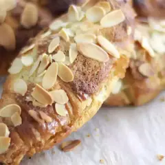 Croissants aux amandes dorés et croustillants, parsemés d'amandes effilées.