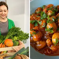 Une femme tient un panier de légumes frais. À côté, un plat appétissant de champignons à la grecque, garni de persil frais.