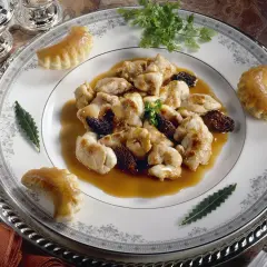 Un délicieux sauté de veau aux champignons, servi avec des feuilletés. Quel vin avec un sauté de veau aux champignons ? Un vin blanc sec ou un rouge léger.