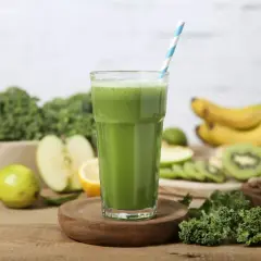 Un verre de smoothie vert, fait de fruits et légumes comme des bananes, pommes, kiwis et kale. C'est ça, qu'est ce qu'un smoothie !