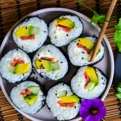 Assiette de makis frais, remplis d'avocat, concombre et saumon. Une belle recette sushi pour un repas léger.