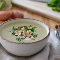 Velouté d'asperges chef étoilé, garni de noisettes grillées et persil frais. Une touche de crème pour parfaire ce délice.