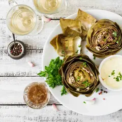 Artichauts à la romaine, tendres et savoureux, servis avec une sauce crémeuse et des herbes fraîches. Un délice pour les papilles.