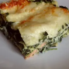 Part de lasagne saumon épinard béchamel, gratinée et savoureuse. Une recette parfaite pour un repas réconfortant.