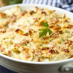 Une délicieuse tartiflette gratinée, parfaite avec un vin blanc savoyard. Quel vin pour une tartiflette ? Un Apremont ou un Chignin !