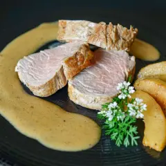 Filet mignon de porc, sauce onctueuse, pommes caramélisées. Une recette digne d'un chef étoilé pour un repas d'exception.