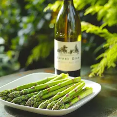 Un plat d'asperges vertes fraîches avec une bouteille de vin blanc. La question est : quel vin avec des asperges ?