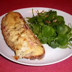 Tartine campagnarde au four, gratinée et dorée, servie avec une salade verte fraîche. Un délice simple et savoureux.