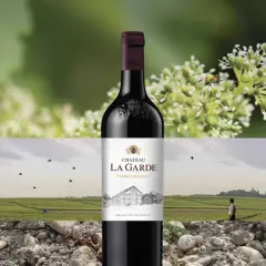 Bouteille de vin rouge Château La Garde, Pessac-Léognan. Paysage de vignes et de graviers.