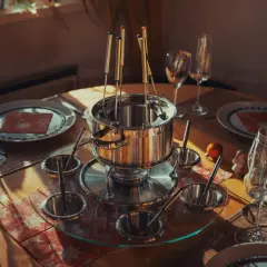 Service à fondue chinoise prêt pour un repas convivial. Quel vin avec fondue chinoise ? La table est dressée avec soin, attendant les convives.