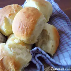 Petits pains maison dorés, moelleux et aériens. Une recette de petit pain maison facile et rapide pour le plaisir des gourmands.