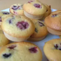 Petits gâteaux individuels aux fruits rouges, une recette facile pour le goûter.