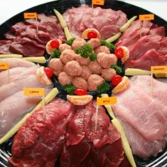 Plateau de viandes variées pour fondue bourguignonne : bœuf, poulet, agneau, porc, veau, autruche et gibier.