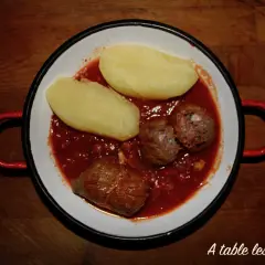 Un plat de viande en sauce avec des pommes de terre, un peu comme une alouette sans tête, prêt à être dégusté.