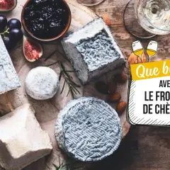 Plateau de fromages de chèvre variés, accompagnés de figues, raisins, confiture et amandes. La question "Que boire avec le fromage de chèvre ?" est mise en avant.