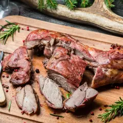 Gigot de 7 heures, tendre et juteux, prêt à être dégusté. Quel vin avec ce plat ? Un vin rouge corsé, comme un Bordeaux ou un Rhône, serait parfait.