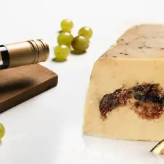 Bouteille de vin blanc, raisins et foie gras aux figues, un accord parfait pour le saumon.