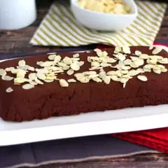 Une délicieuse marquise au chocolat, parsemée d'amandes effilées, prête à être dégustée.