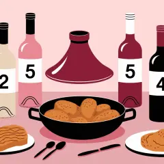 Bouteilles de vin et tajine de poulet, prêts pour un festin.