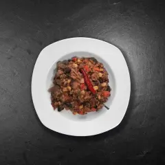 Un plat de chili con carne épicé, accompagné de deux bouteilles de vin rouge. Quel vin avec chili con carne ?