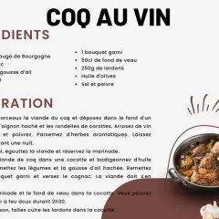 Coq au vin mijotant dans une cocotte, avec des carottes et des herbes. La recette suggère un vin rouge de Bourgogne pour ce plat.