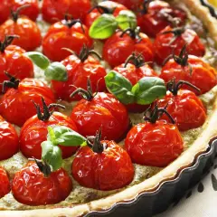 Tarte aux tomates cerises rôties et basilic frais, un accompagnement tarte tomate parfait pour l'été.