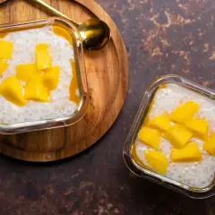Deux coupelles de tapioca au lait de coco, garnies de dés de mangue fraîche. Un délice tropical.
