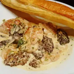 Quel accompagnement avec des ris de veau aux morilles ? Une belle baguette dorée pour saucer cette divine sauce crémeuse aux morilles et ris de veau.