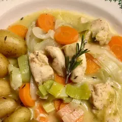 Un réconfortant waterzoi de poisson, avec des pommes de terre, carottes, poireaux et poulet, garni de romarin.