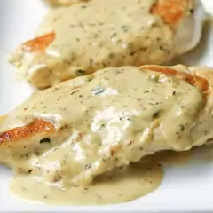 Escalopes de poulet onctueuses nappées d'une sauce crémeuse aux herbes. Un plat savoureux et réconfortant.
