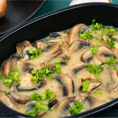Champignons à la crème, tendres et savoureux, mijotés dans une sauce onctueuse et parsemés de persil frais. Un délice réconfortant.