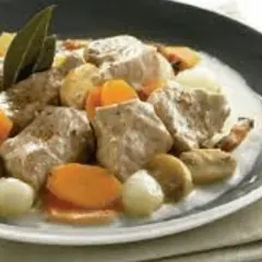 Blanquette de veau cocotte minute : tendres morceaux de veau mijotés avec carottes, oignons grelots et laurier dans une sauce onctueuse.