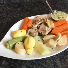 Tête de veau savoureuse accompagnée de carottes, pommes de terre et poireaux, le tout nappé d'une sauce crémeuse.