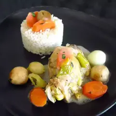 Un plat de blanquette de poulet avec riz, carottes et pommes de terre. Un délice pour les papilles !