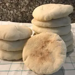 Une pile de pains pita moelleux, prêts à être garni. Parfait pour un repas rapide et savoureux.
