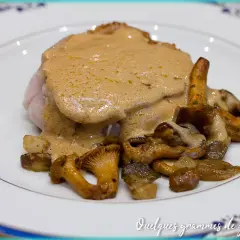 Un délicieux grenadin de veau nappé d'une sauce onctueuse, accompagné de girolles poêlées. Un plat qui promet une expérience gourmande.