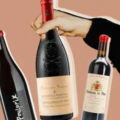 Trois bouteilles de vin rouge, dont un Châteauneuf-du-Pape, prêtes à être dégustées. Un choix parfait pour le meilleur vin français.