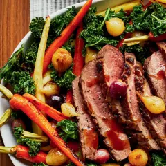 Tranches de magret de canard aux 3 légumes rôtis : carottes, oignons grelots et chou kale. Un plat savoureux et coloré.