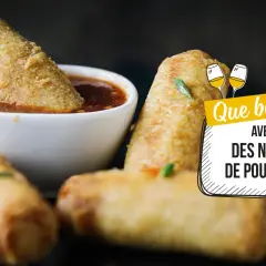 Nems croustillants trempés dans une sauce. La question se pose : quel vin avec des nems de poulet ?