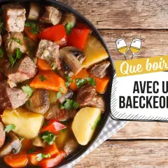 Un plat mijoté de baeckeoffe avec des morceaux de viande, pommes de terre, carottes et champignons. La question "Quel vin avec baeckeoffe ?" est affichée.