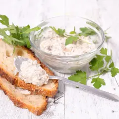 Délicieuse recette rillettes de maquereau sur pain grillé, garnie de persil frais. Un délice à tartiner !