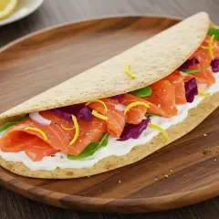 Wrap saumon frais, crème onctueuse, chou rouge croquant et zestes de citron. Une recette wrap saumon simple et savoureuse.