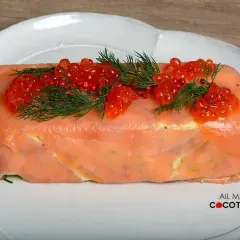 Terrine de saumon chef étoilé, ornée de perles de corail et d'aneth, une création culinaire raffinée.