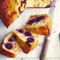 Gâteau aux cerises, une délicieuse recette mendiant alsacien. Des parts généreuses sur une planche en bois.